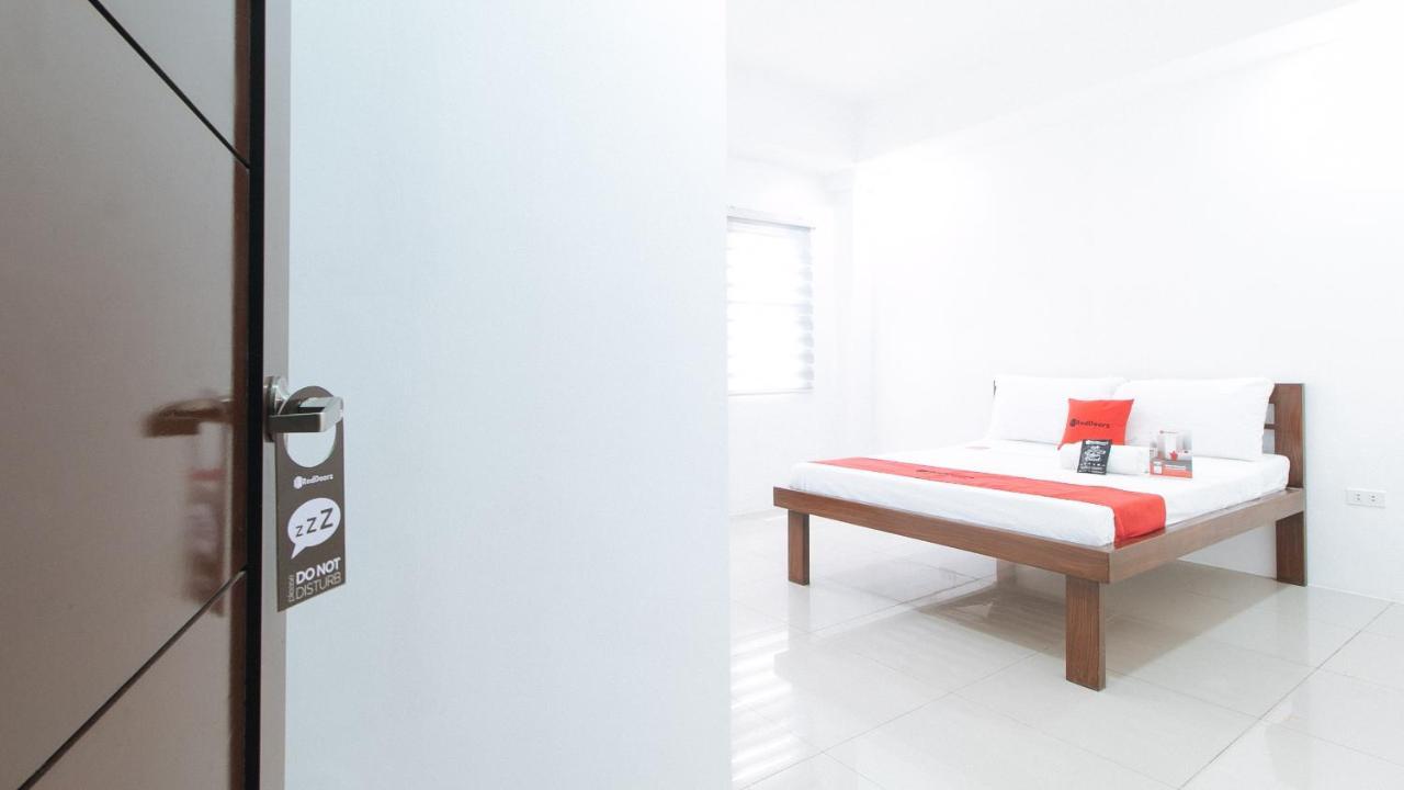 RedDoorz Plus @ d'Builders Poblacion - BGC Taguig Exterior foto