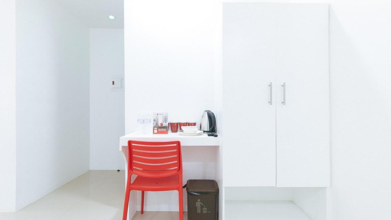 RedDoorz Plus @ d'Builders Poblacion - BGC Taguig Exterior foto